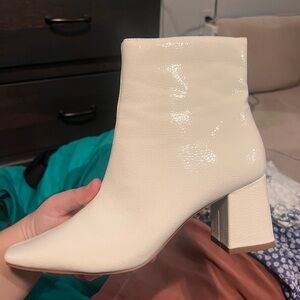 NWT White Journee Haylinn Leather Booties size 6.5